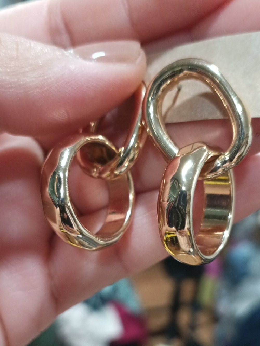 Source Unknown Shiny Gold Tone Linked Hoop Earrings